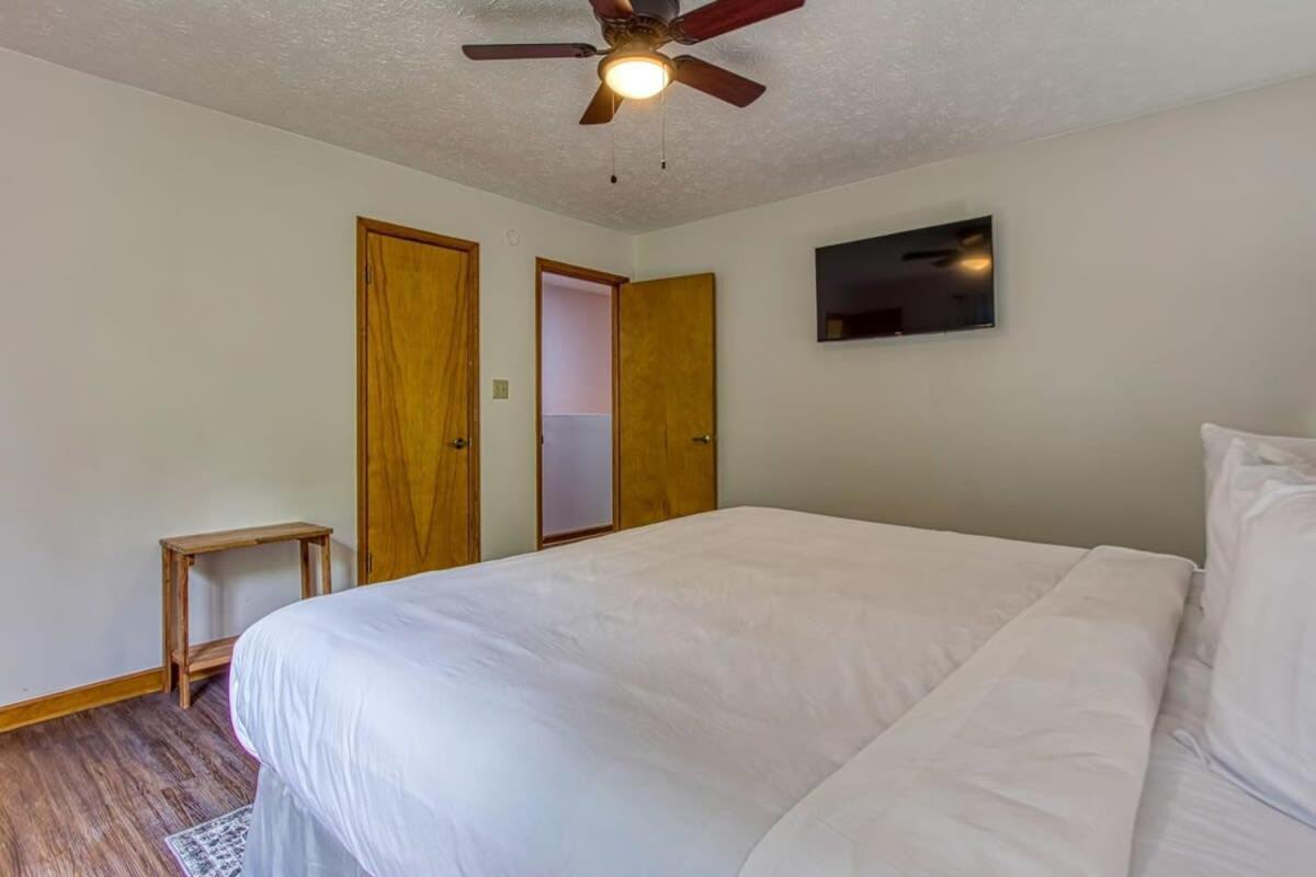 Pinecrest Townhomes-1king-2queen Unit-renovated Holiday home